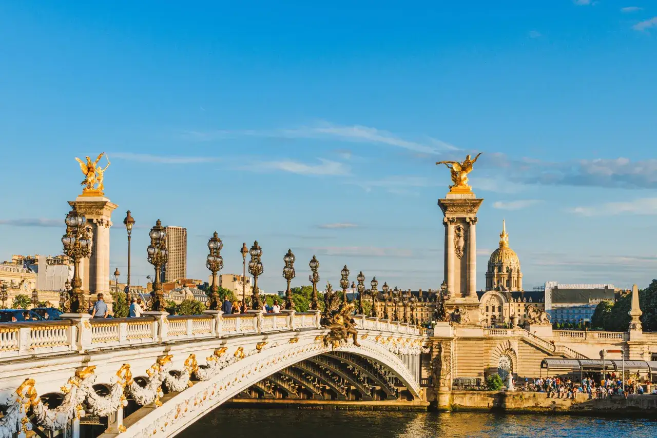 Widok na Sekwanę w Paryżu z zabytkami