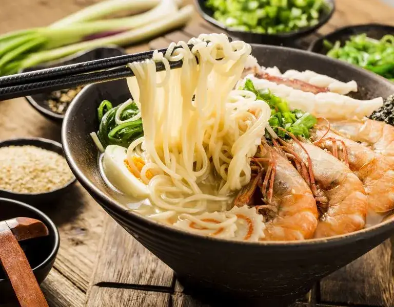 Zdjęcie Gdzie zjeść najlepszy ramen? Sprawdź top miejsca i uniknij rozczarowania!