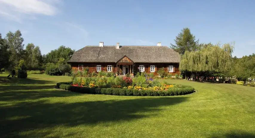 Park Etnograficzny Tokarnia dw&oacute;r z Suchedniowa