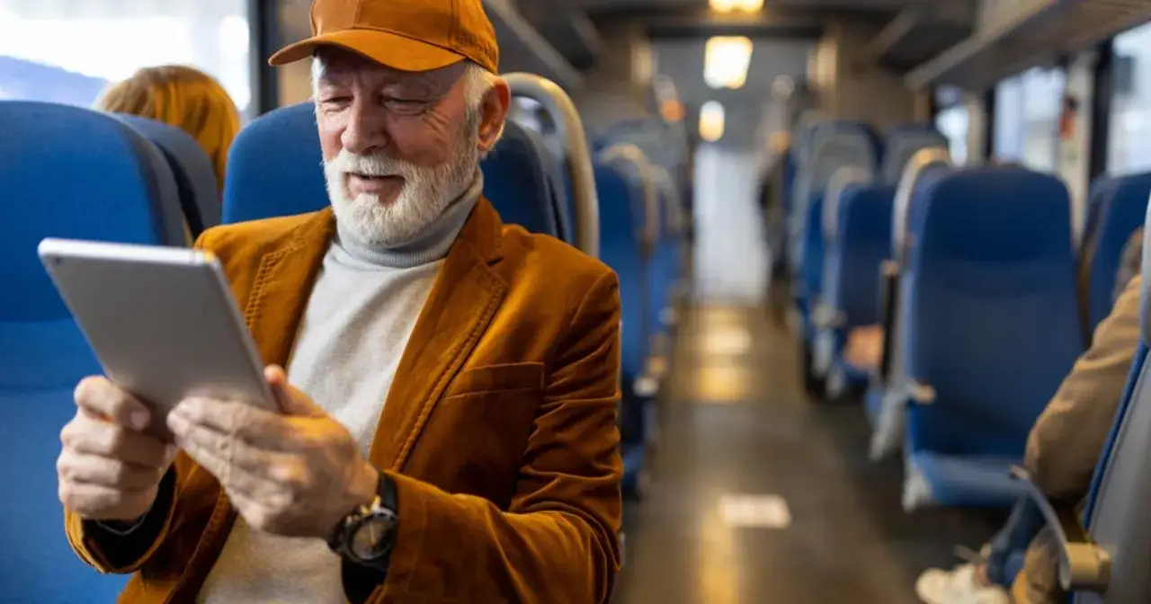 senior podr&oacute;żujący pociągiem pkp intercity z dowodem osobistym