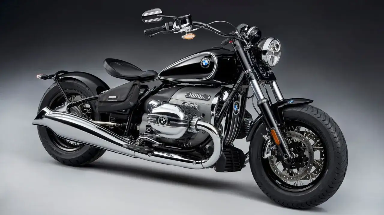 Czarny, lśniący motocykl BMW 1800cc z chromowanymi elementami i dużą, widoczną jednostką napędową.