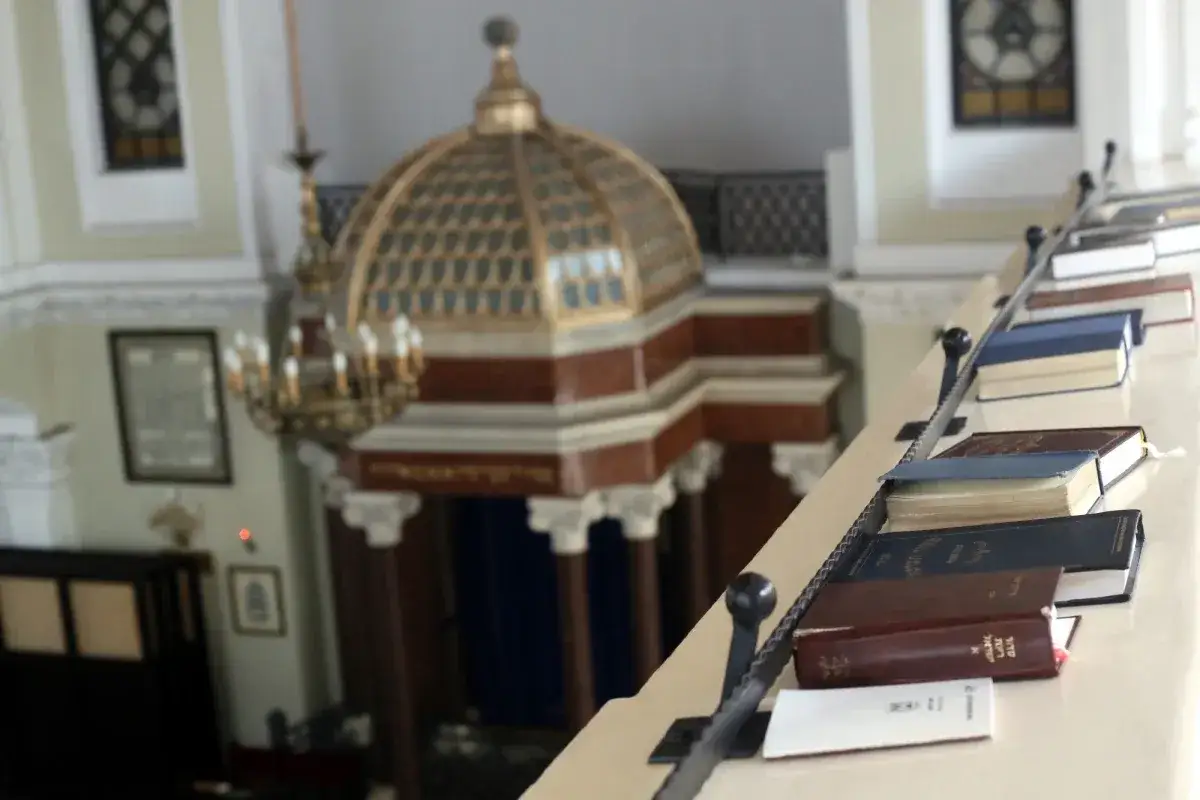 Księgi religijne na balustradzie synagogi. Pamiętaj o zasadach ubioru i etykiety, jak zachować się w meczecie i synagodze.