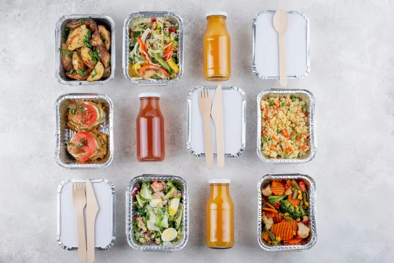 catering z obsługą a catering na wynos por&oacute;wnanie