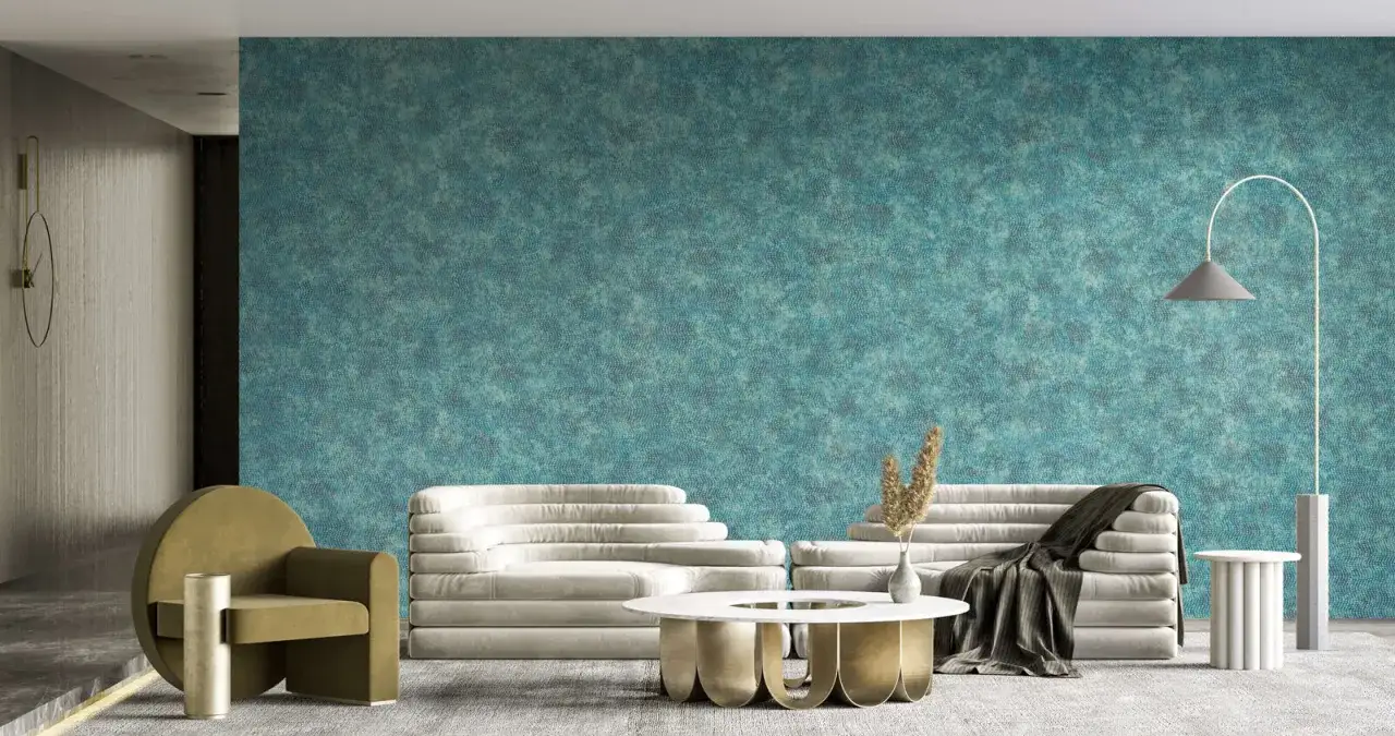 Nowoczesny salon z sofami i fotelem. Wypukła tapeta w odcieniach turkusu tworzy głębię.