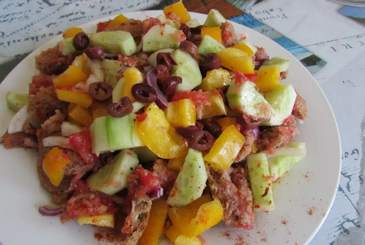 sałatka grecka z sucharkami paximadi