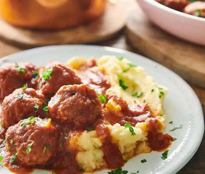 Zdjęcie Idealne surówki do klopsików w sosie pomidorowym, które zachwycą smakami