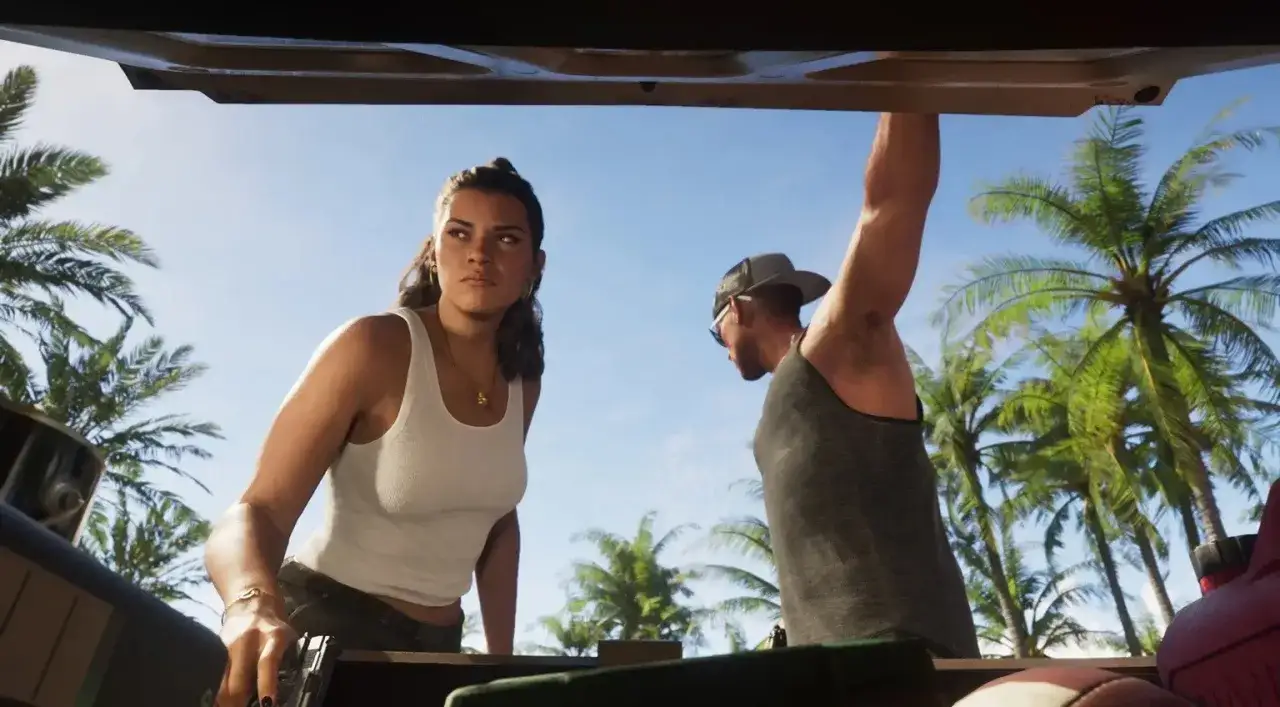 Kobieta i mężczyzna ładują bagaże do samochodu. Czekamy na premierę GTA 6, by zobaczyć ich przygody w słonecznej scenerii.