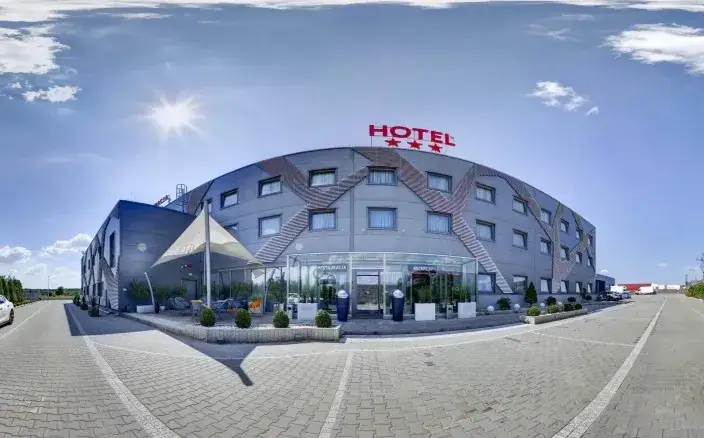 różne typy hoteli w Polsce (3, 4, 5 gwiazdek)