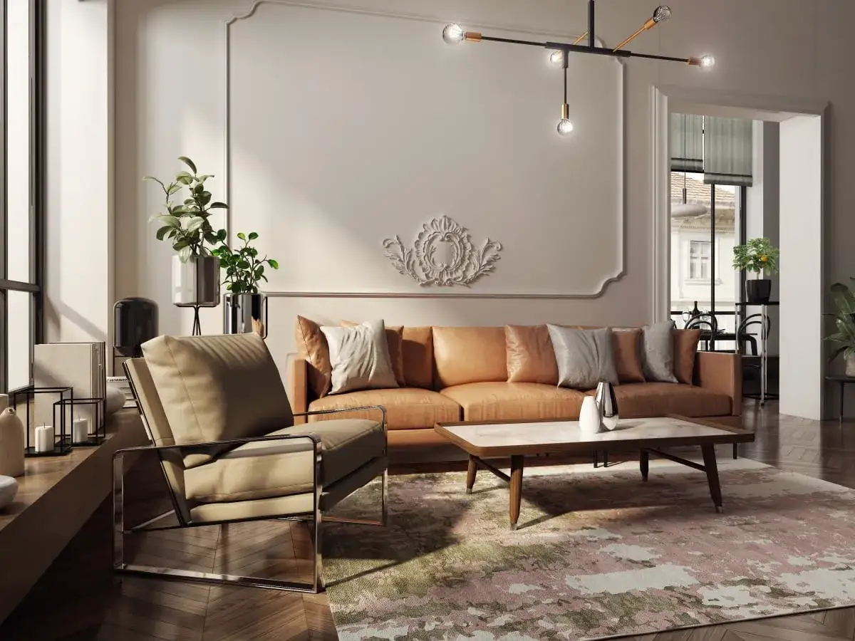 Elegancki, **modern classic salon** z brązową sofą, beżowym fotelem i marmurowym stolikiem. Wnętrze rozświetla designerska lampa.