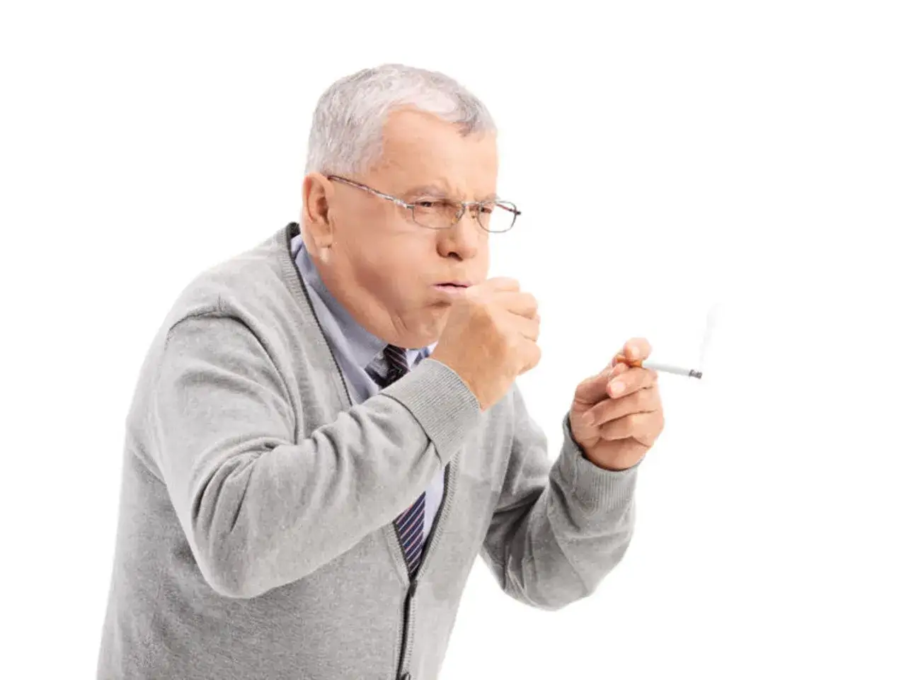 Starszy mężczyzna z papierosem w dłoni kaszle, zastanawiając się, czy kaszel palacza zawsze oznacza raka.