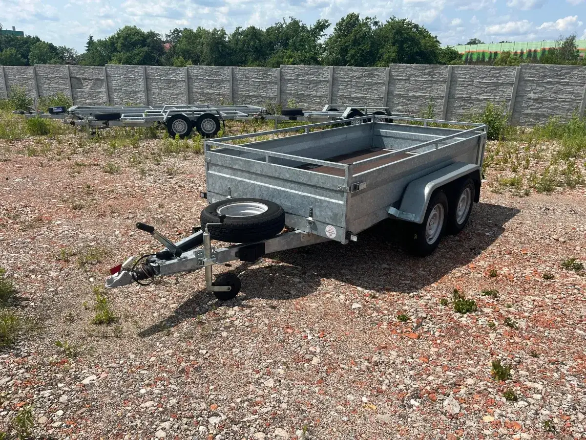 Przyczepa kempingowa na placu. Zastanawiasz się, ile kosztuje przerejestrowanie przyczepy kempingowej?