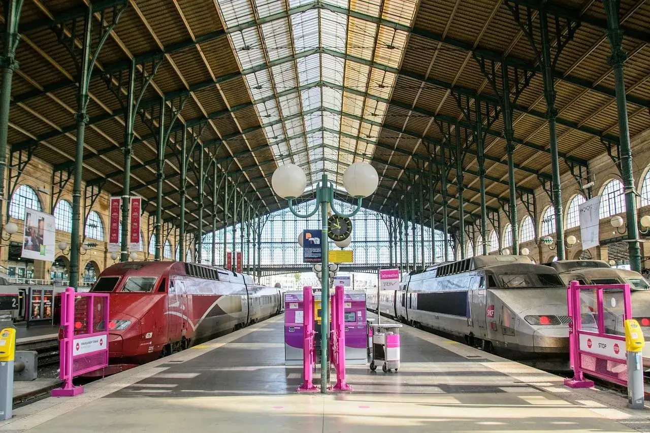 Paryż lotnisko Charles de Gaulle: szybki dojazd do centrum pociągiem TGV z dworca Gare du Nord.