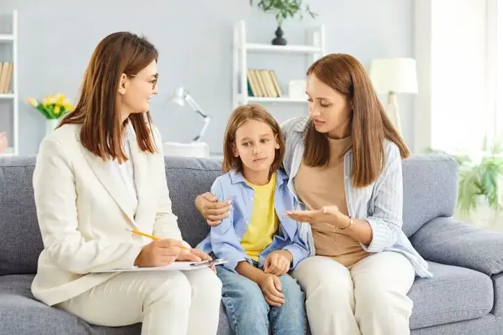 nauczyciel wspierający ucznia, rodzice pomagający dziecku w nauce, pozytywna atmosfera w szkole