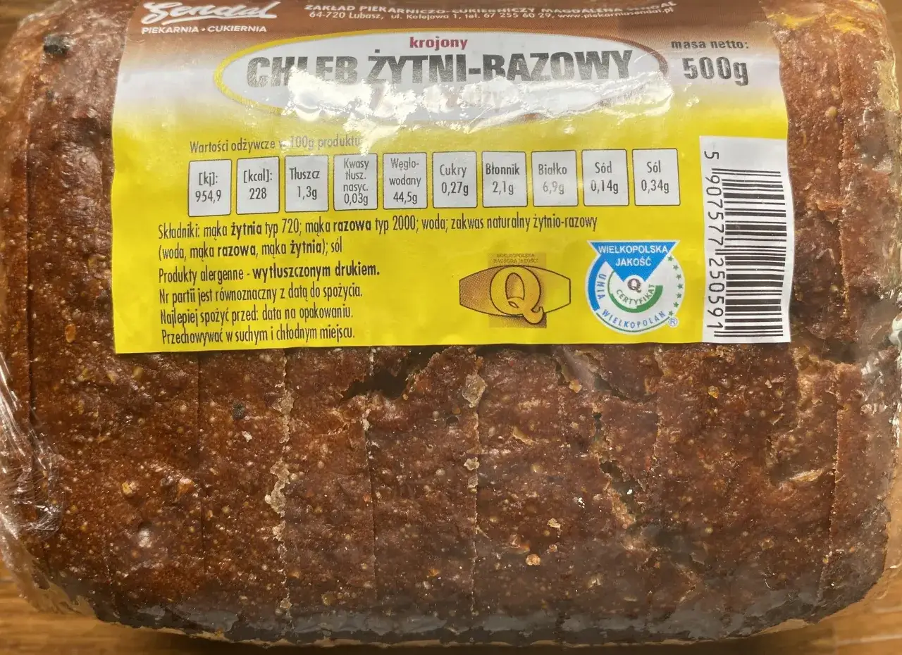 kromki chleba żytniego na desce z warzywami