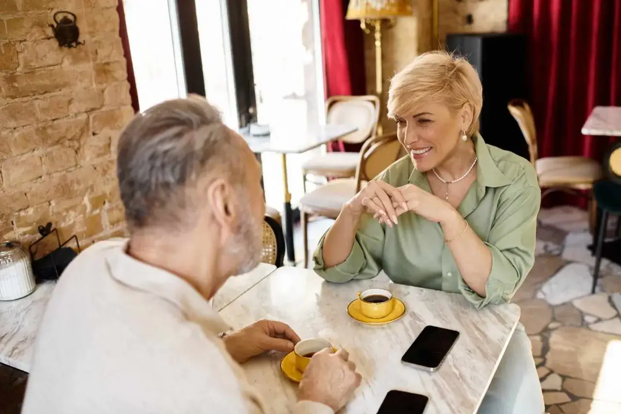 Para rozmawia przy kawie, czuć chemię. Czy to początek czegoś więcej, może nawet seks na pierwszej randce?
