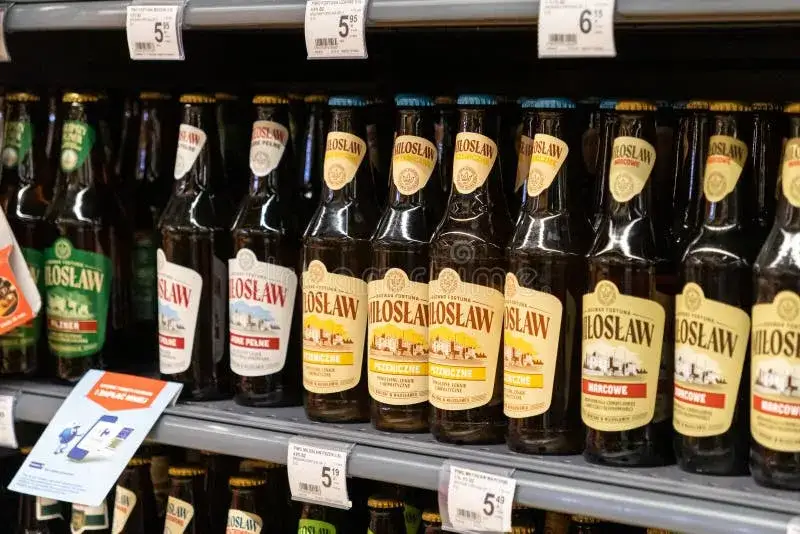Piwo Sowie butelki na p&oacute;łce sklepowej