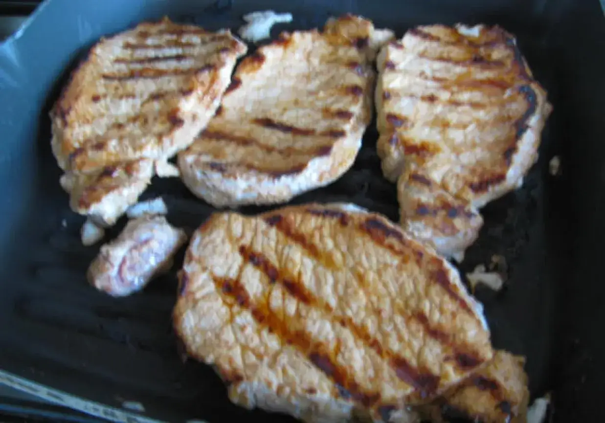 Kark&oacute;wka na grillu elektrycznym, idealnie zarumieniona. Dowiedz się, ile grillować kark&oacute;wkę na grillu elektrycznym, by była soczysta.