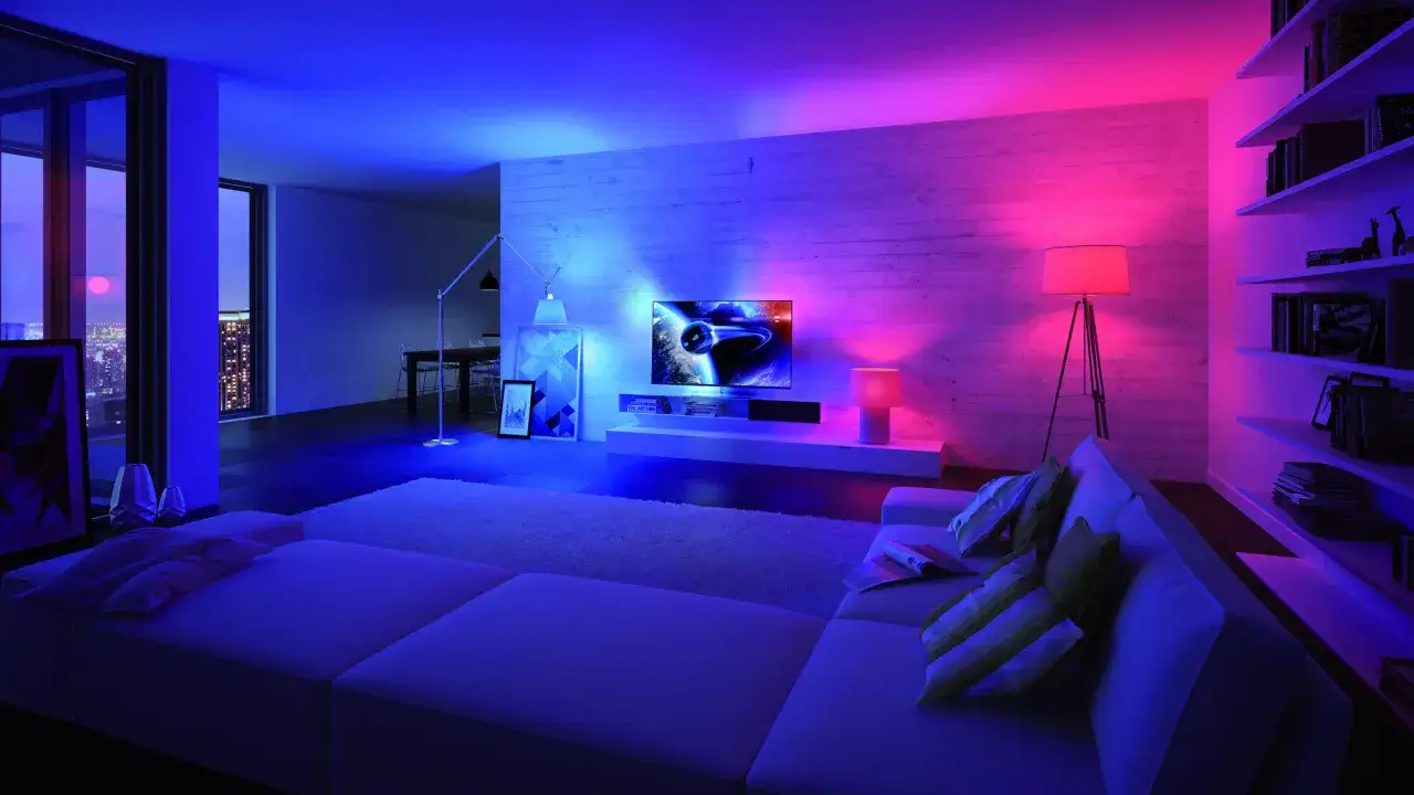 Nowoczesne lampki nocne do sypialni tworzą nastrojowe oświetlenie w salonie z widokiem na miasto.