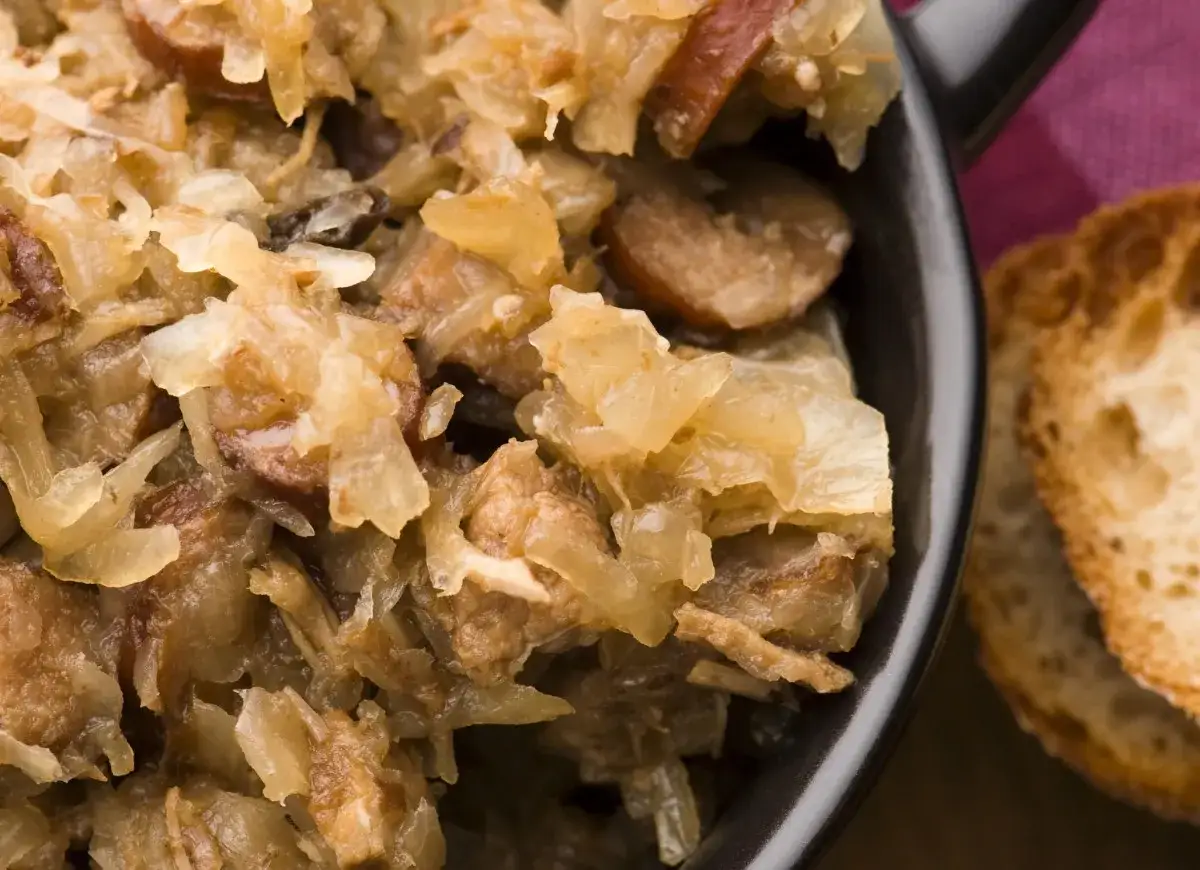 Gulasz z kapusty kiszonej z kiełbasą, idealny do zamrożenia. Czy kapustę można mrozić? Tak, a ten gulasz to dowód!