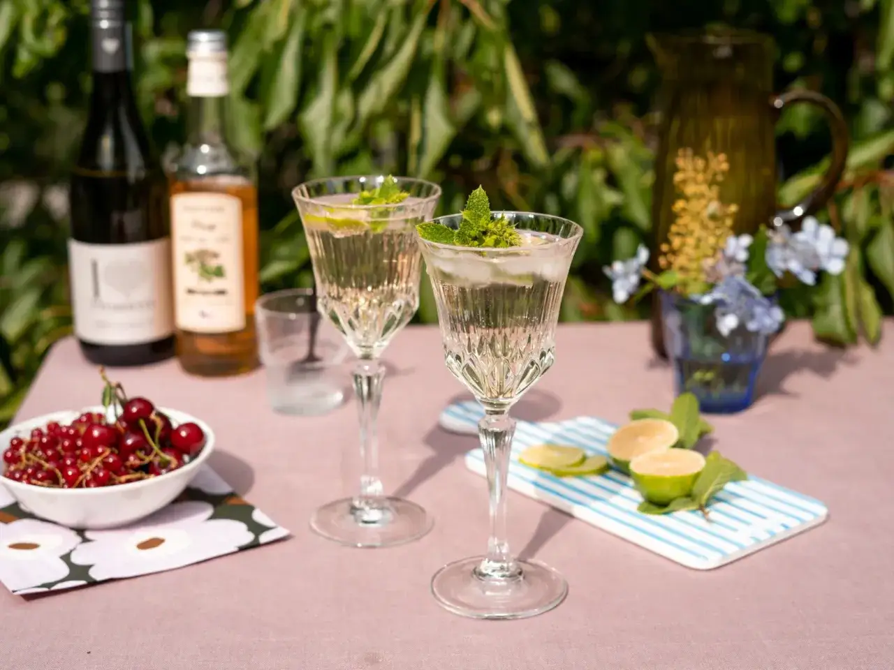 Drinki z prosecco i świeżymi owocami