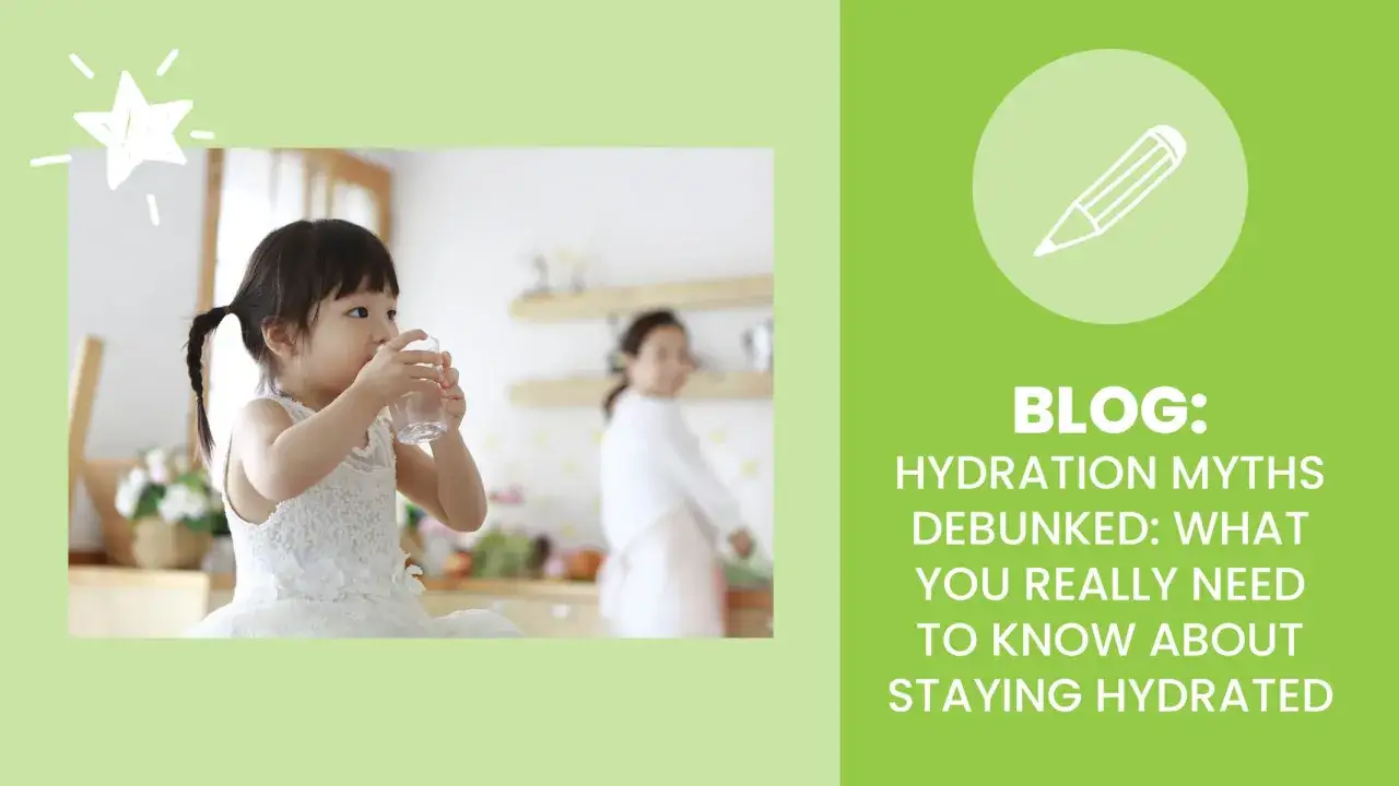 Mała dziewczynka pije wodę, pokazując, co daje picie wody. W tle widać kuchnię i drugą osobę.