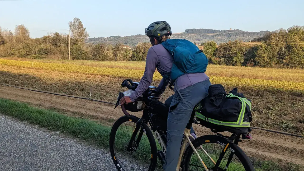 Rowerzystka z plecakiem i bagażem na rowerze przemierza wiejskie tereny. Ile czasu zajmie jej pokonanie 100 km rowerem?