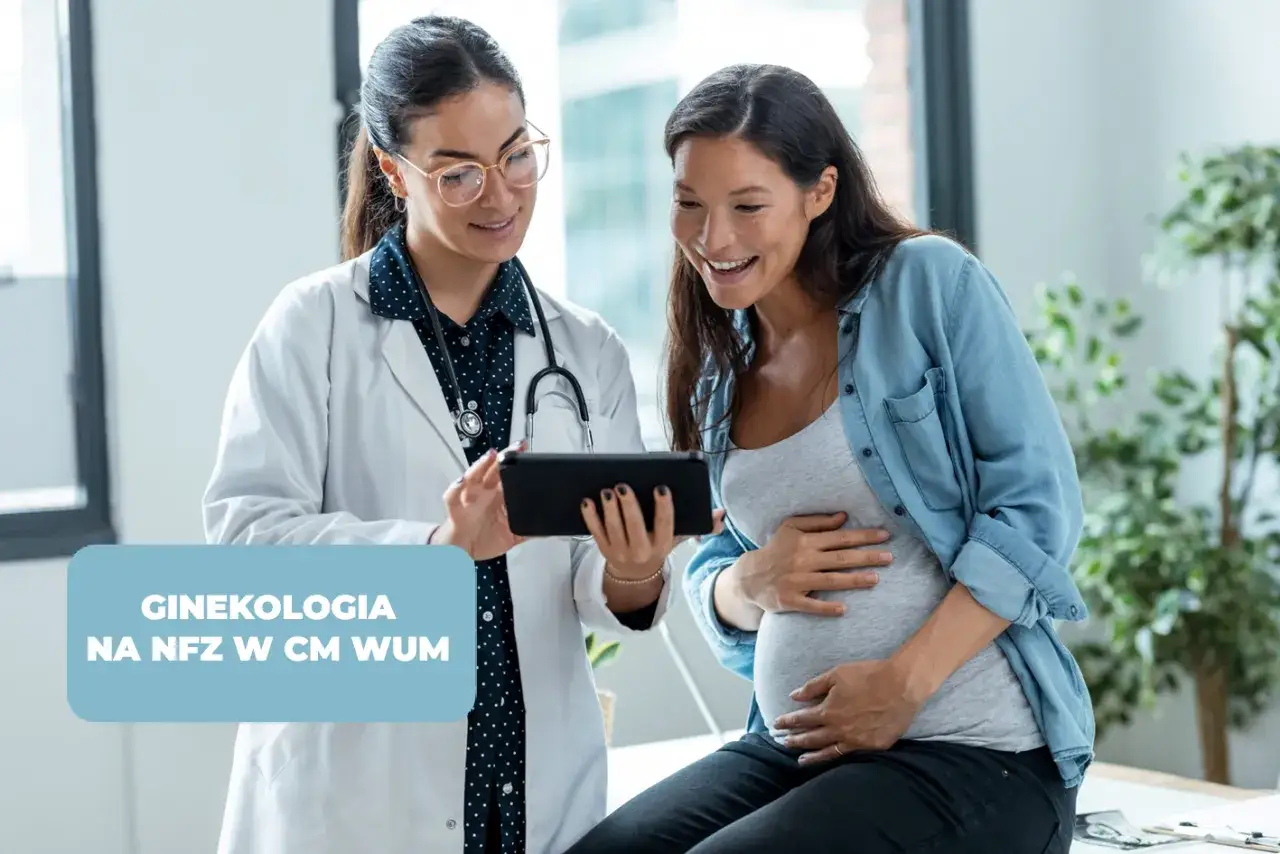 Lekarka pokazuje ciężarnej pacjentce tablet. Czy do poradni ginekologicznej potrzebne jest skierowanie? Dowiedz się w CM WUM.