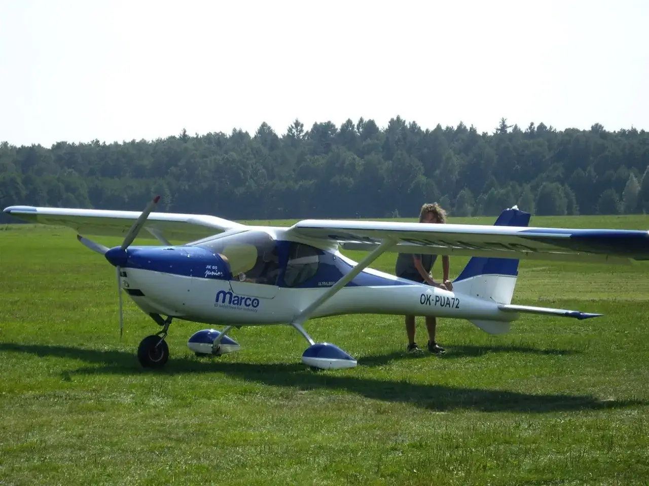 Lotnisko Szyman&oacute;w mały samolot sportowy