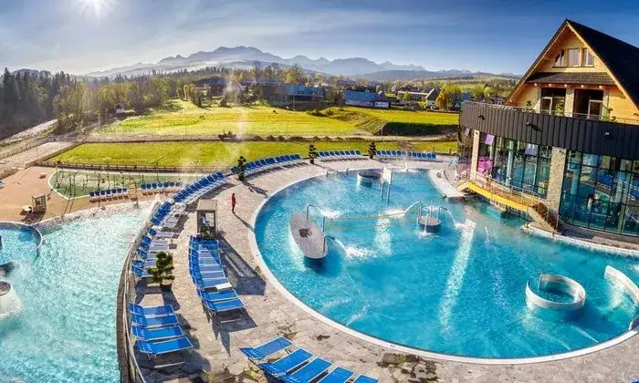 Termy Chochołowskie widok z basenu na góry