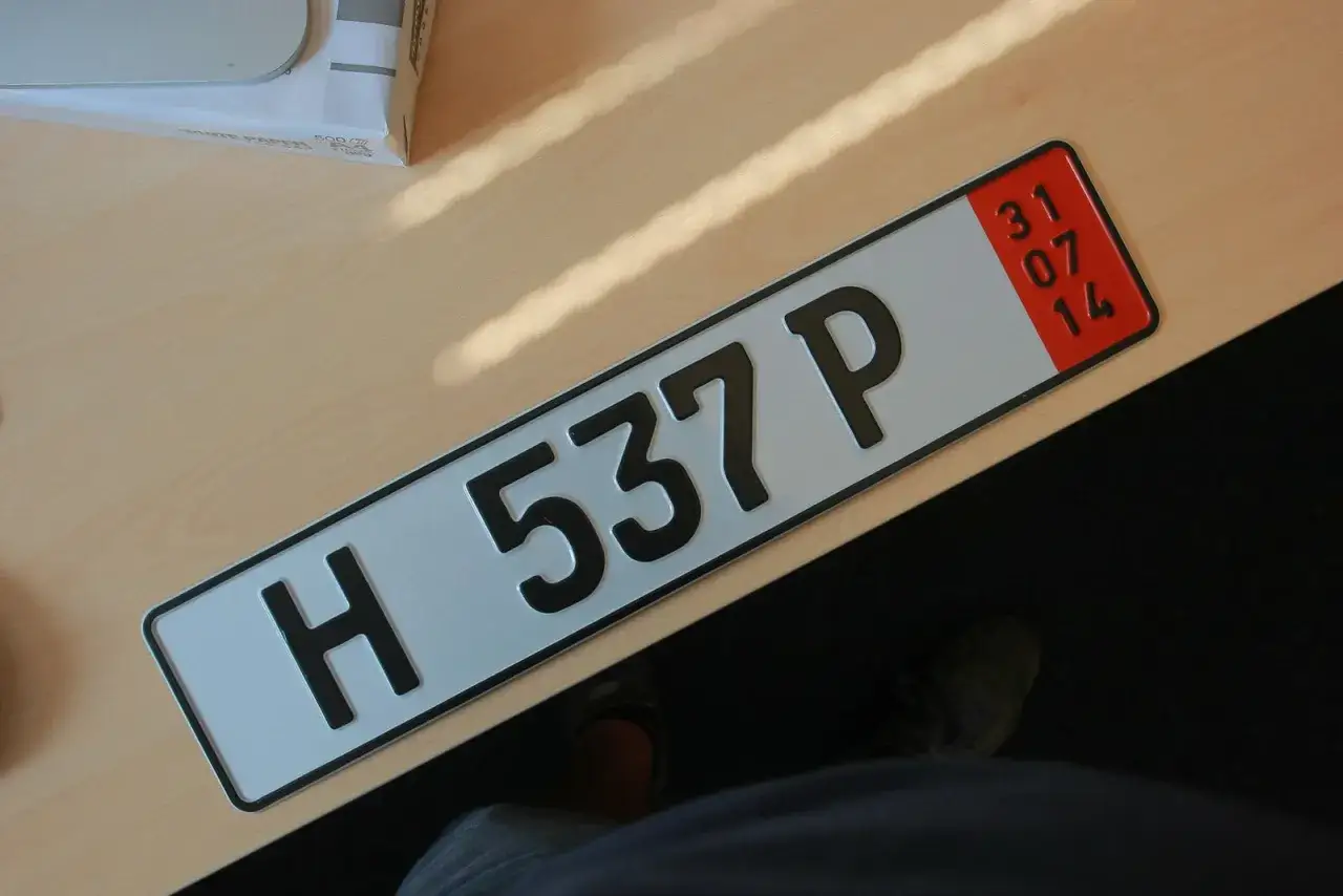 Niemieckie tablice rejestracyjne, jak H 537 P, mogą być drogie. Sprawdź, ile kosztują tablice zjazdowe w Niemczech.