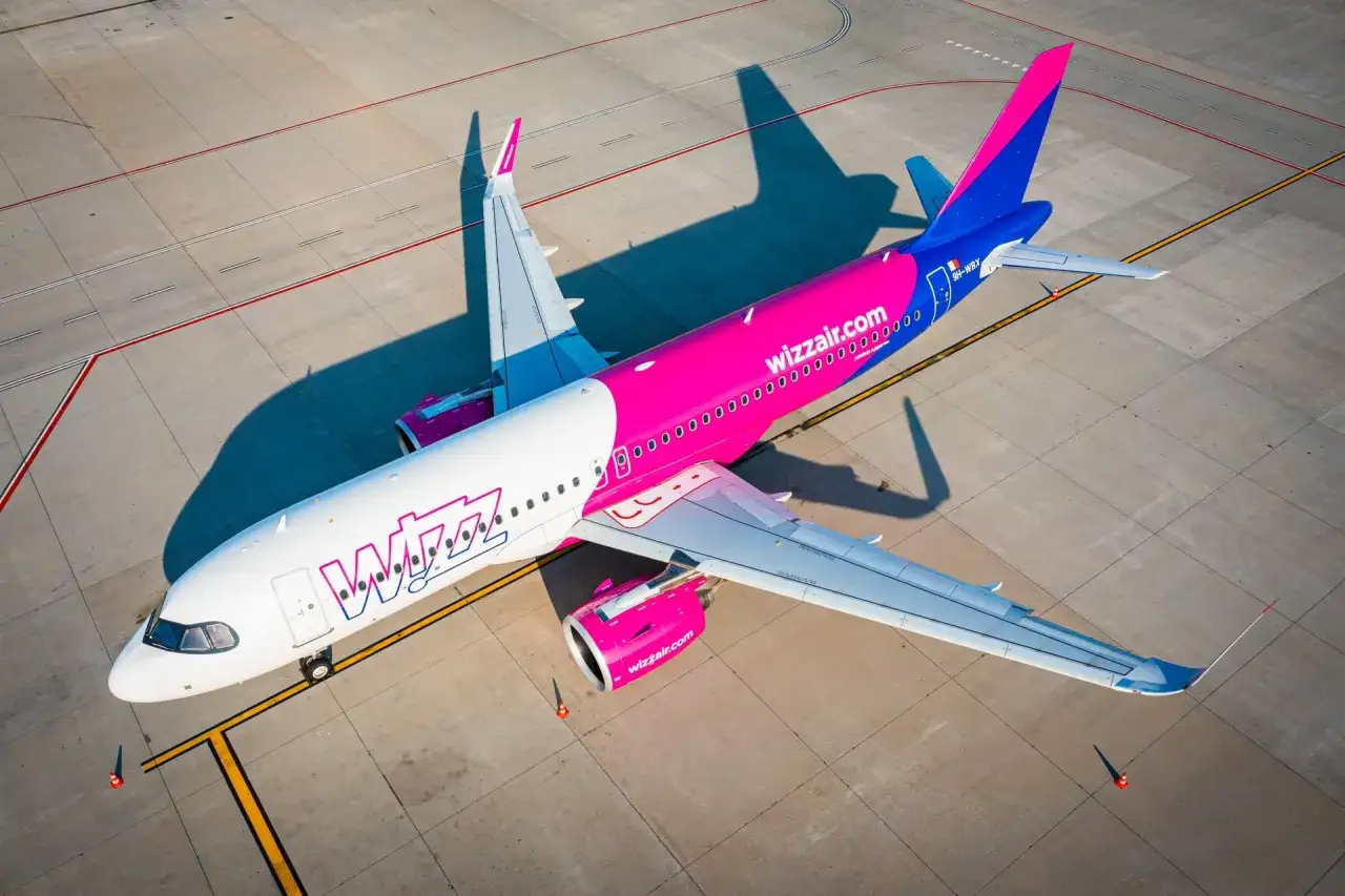 Samolot Wizz Air na płycie lotniska. Zastanawiasz się, ile trwa lot do Albanii z Katowic?