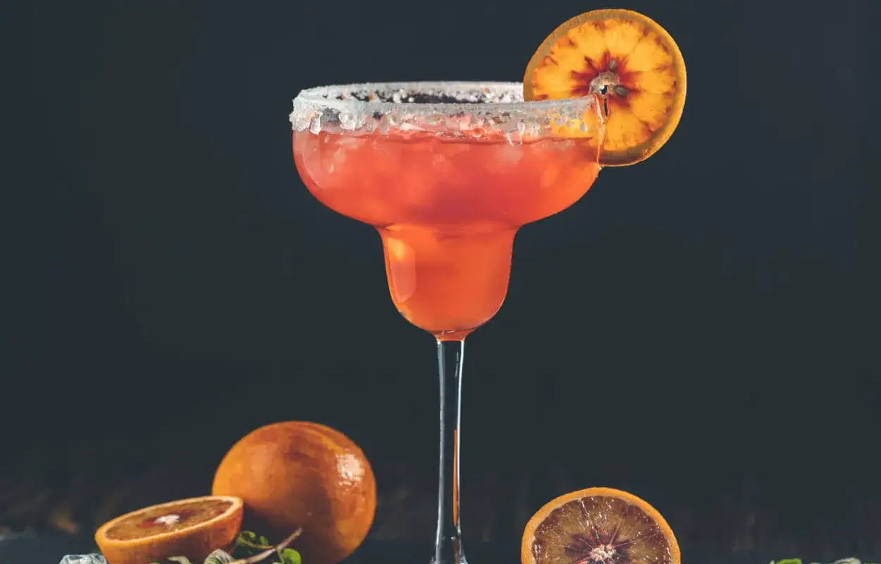 Likier Triple Sec butelka i pomarańcze