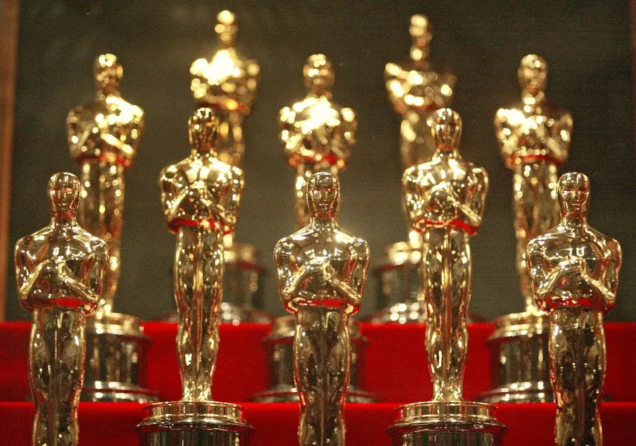 Złote statuetki Oscarów, symbol filmowych sukcesów. Kto zdobył najwięcej oscarów w XXI wieku?
