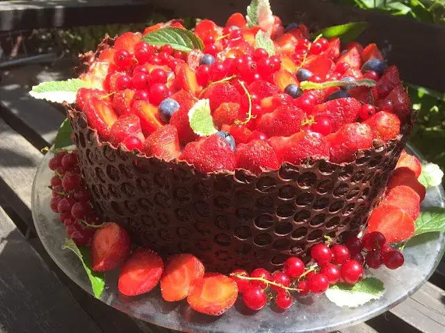 piękny tort truskawkowy domowy