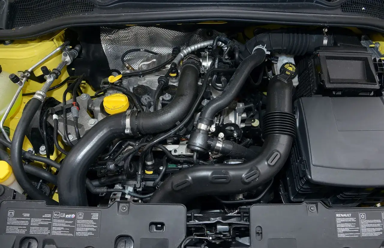 Silnik benzynowy Renault, z widocznymi turbosprężarkami i przewodami, symbol niezniszczalne silniki benzynowe.