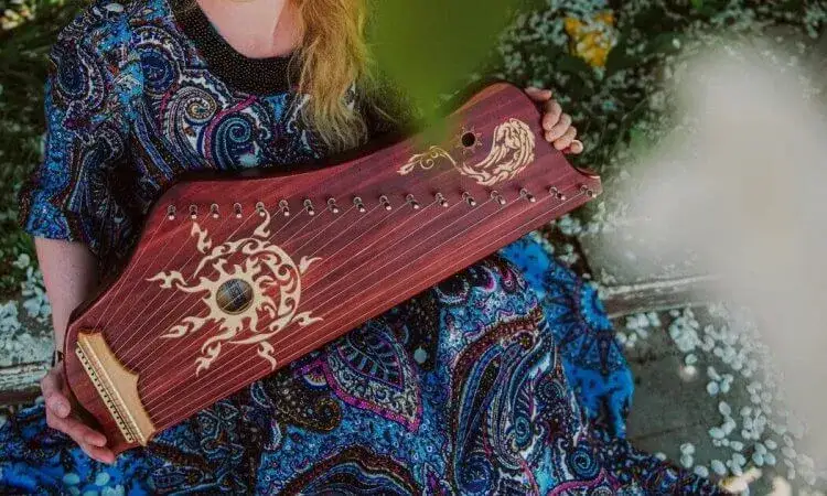 Zdjęcie Poznaj fascynujący świat cytry: liczba strun w różnych rodzajach instrumentu