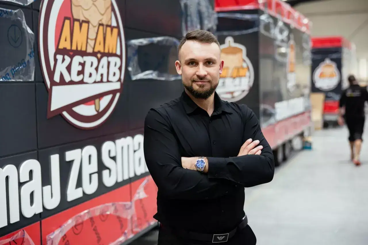 Przedsiębiorca z dumą prezentuje swoje nowe food trucki 