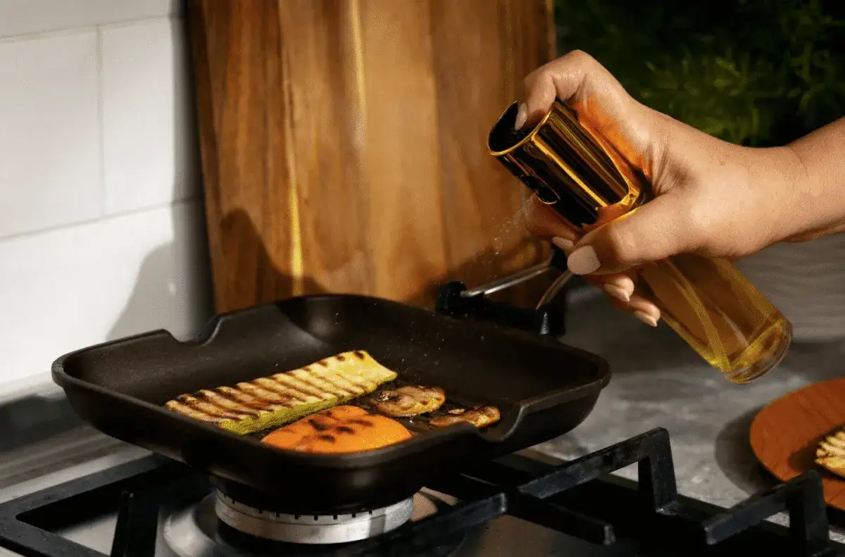 Świeży i zużyty olej do smażenia por&oacute;wnanie