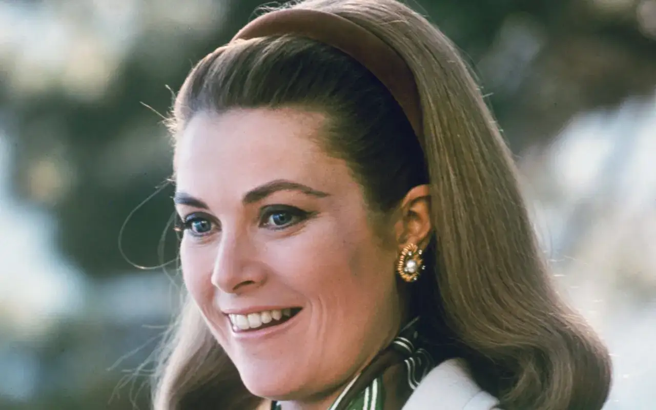 Uśmiechnięta Grace Kelly, kt&oacute;rej uroda wciąż zachwyca, mimo że jej śmierć nastąpiła dawno temu.
