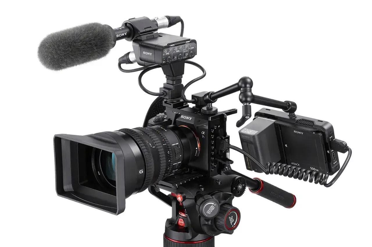 Profesjonalny zestaw filmowy z kamerą sony a7s 3, mikrofonem i monitorem.