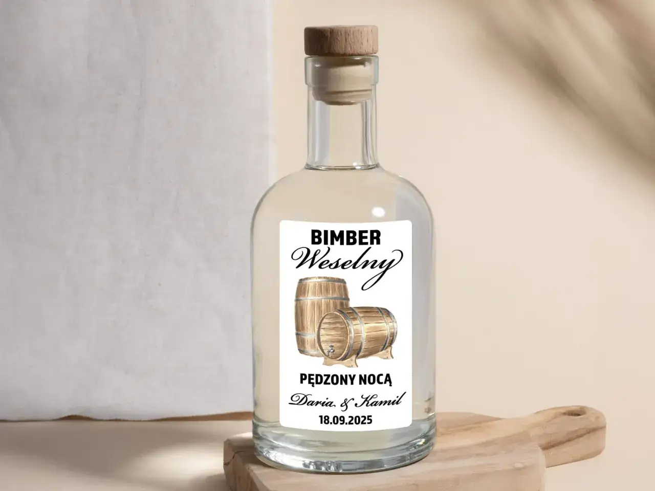 Domowy bimber na wesele, butelki z nalewkami, wesele w stylu rustykalnym