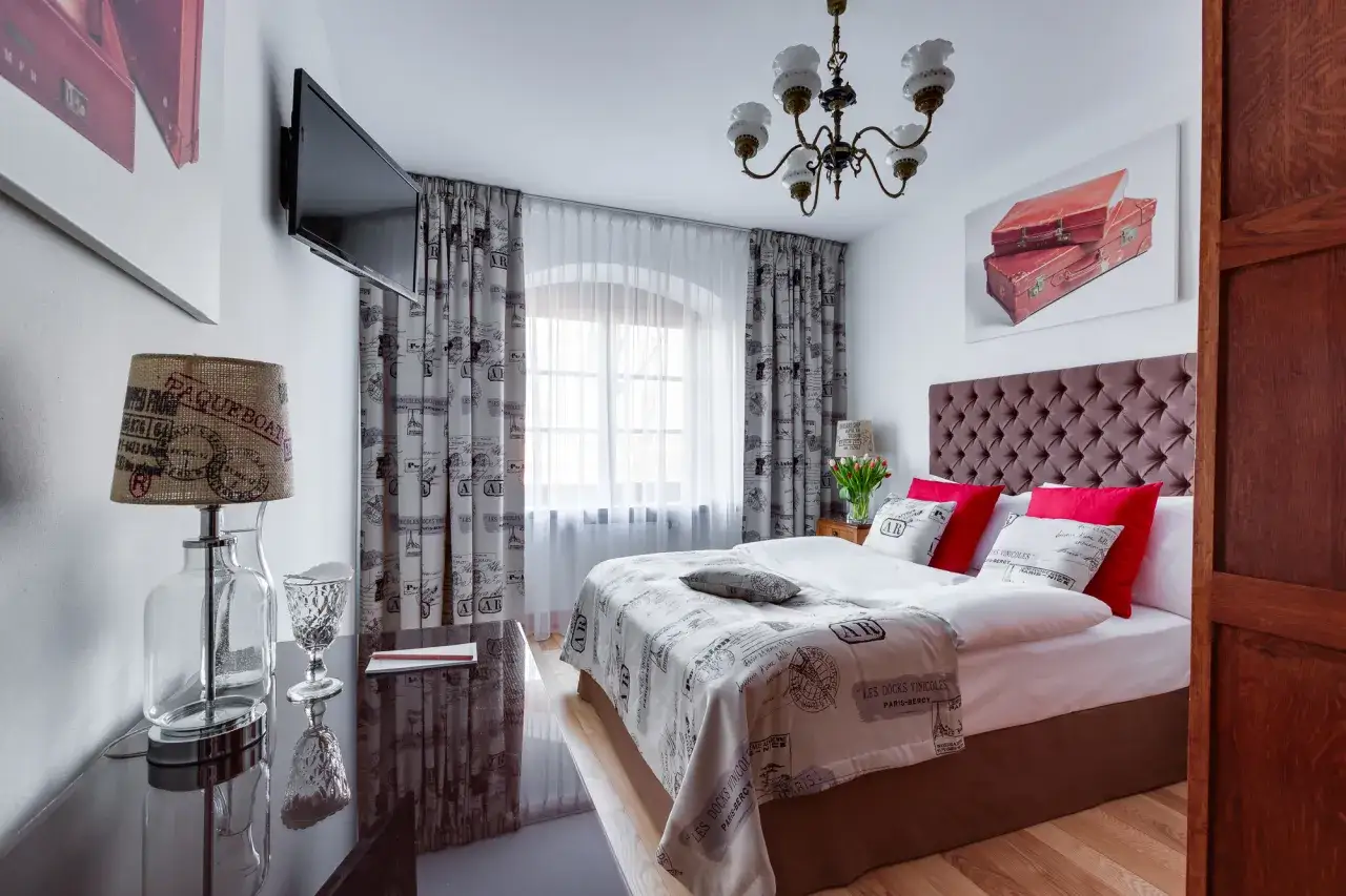 Elegancki pokój hotelowy w stylu vintage. Idealne miejsce na relaks po zwiedzaniu, jak w najlepszym hotel spa Warszawa i okolice.