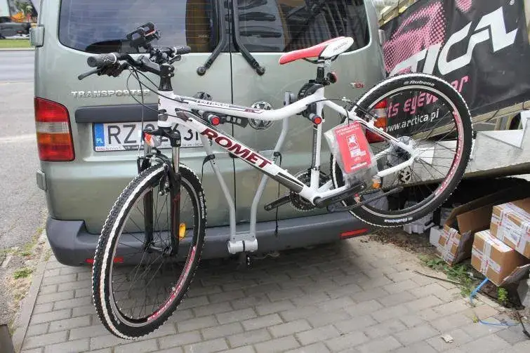 por&oacute;wnanie bagażnik&oacute;w rowerowych samochodowych