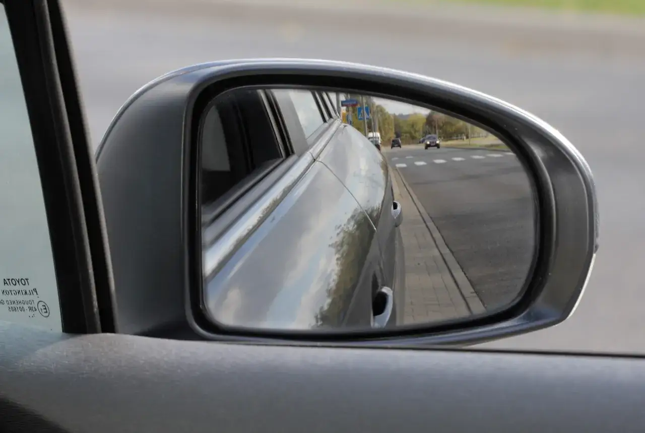 Jak prawidłowo ustawić lusterka w samochodzie