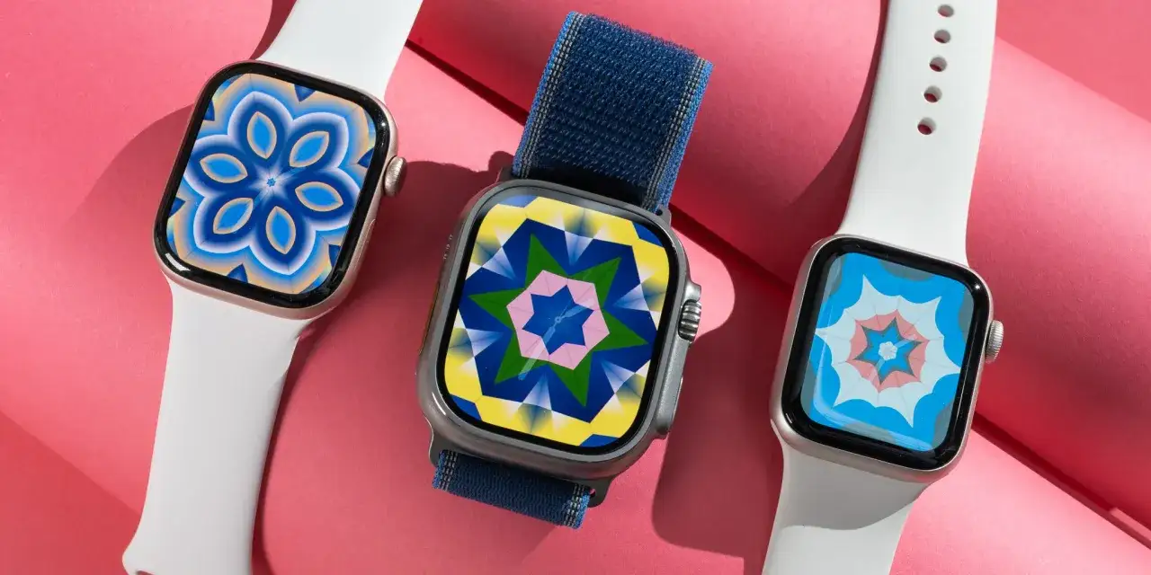 Trzy smartwatche z kolorowymi tarczami. Pokazują, jakie funkcje ma smartwatch: od powiadomień po personalizację wyglądu.