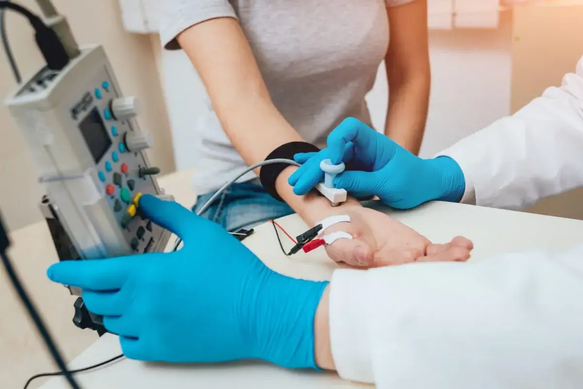 Badanie EMG nadgarstka. Neurolog czy ortopeda diagnozuje zespół cieśni nadgarstka.