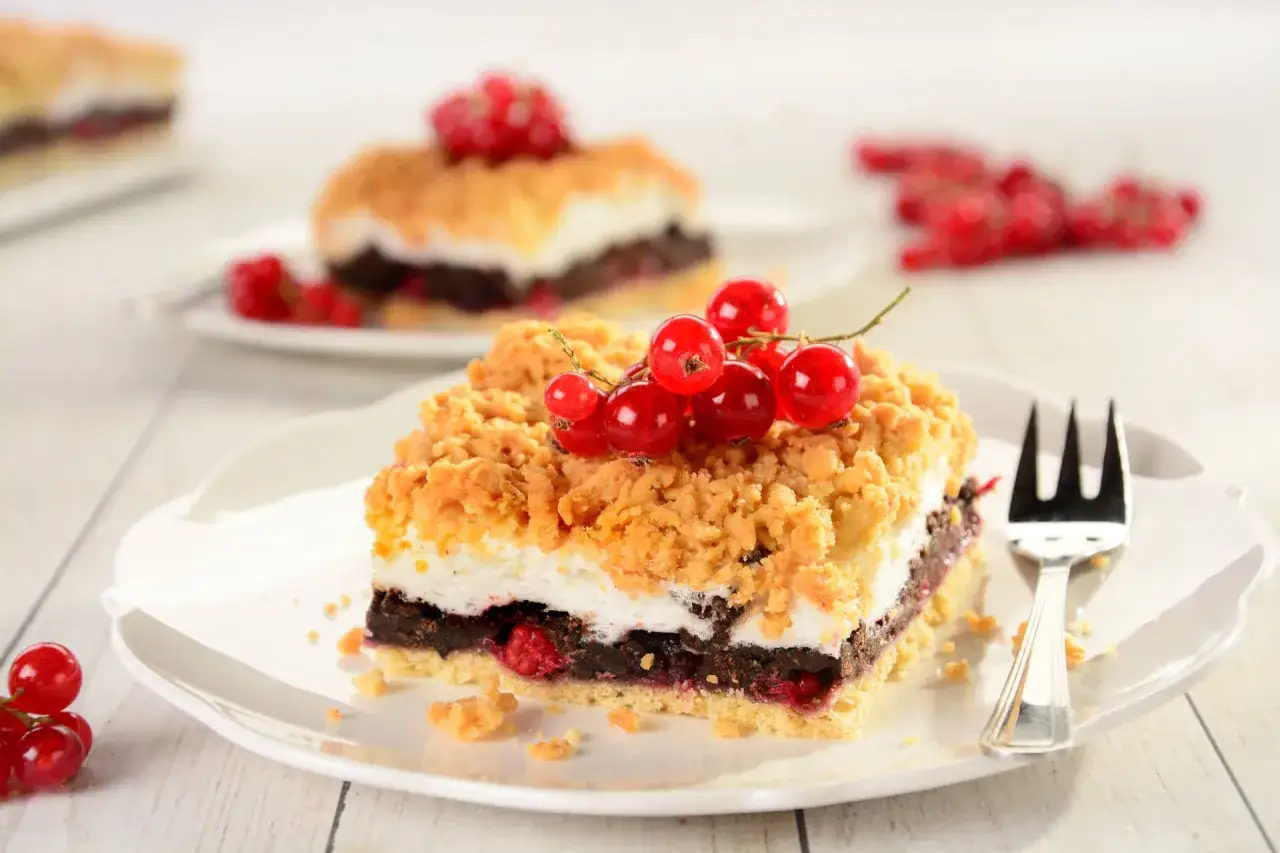 Pyszny przepis na ciasto pleśniak z dżemem porzeczkowym, udekorowane świeżymi porzeczkami. Idealne na deser!