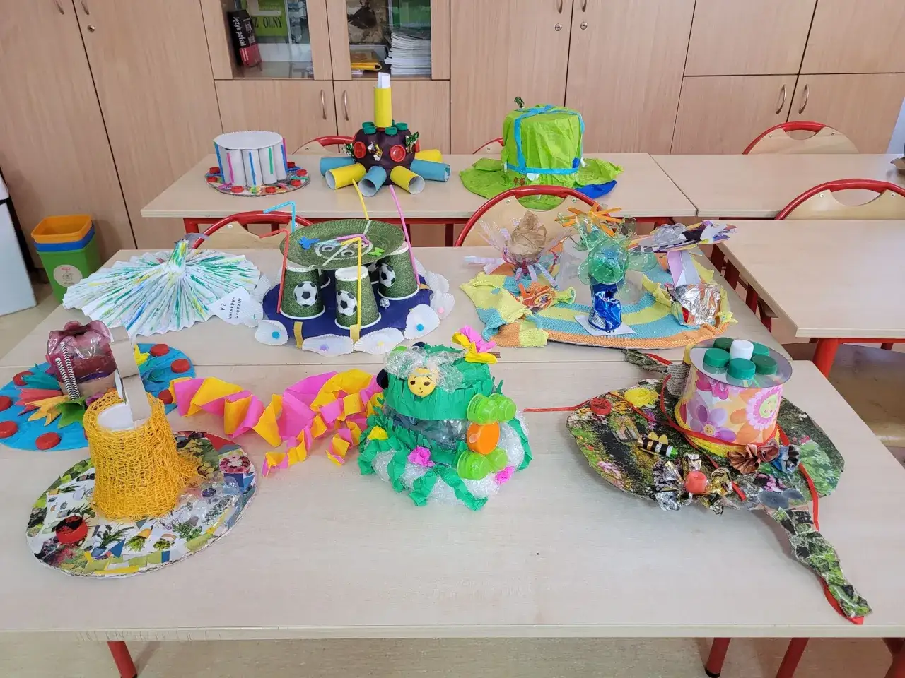 materiały do recyklingu na kapelusze