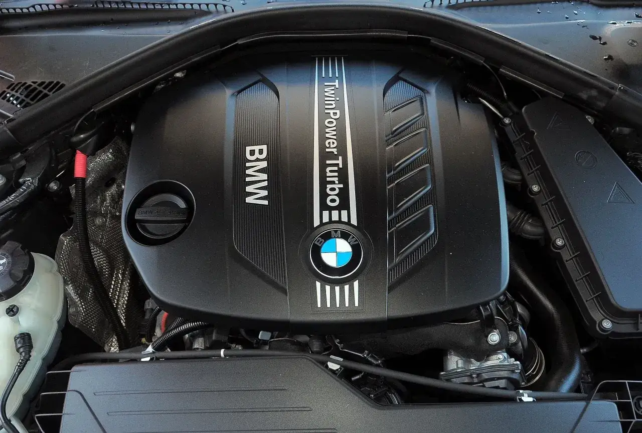 Silnik BMW F30 TwinPower Turbo. Zastanawiasz się, jaki silnik BMW F30 jest najmniej awaryjny? Ten widok silnika może pomóc w podjęciu decyzji.