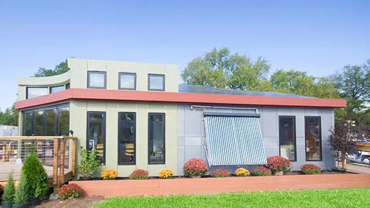 Nowoczesny dom samowystarczalny za 150 tys. z panelami słonecznymi i tarasem.